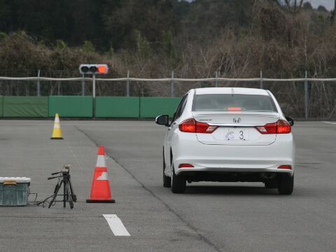 反応制動の写真