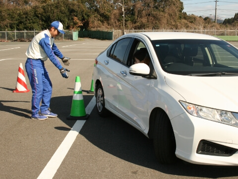 ⾞庫⼊れ・縦列駐⾞の写真